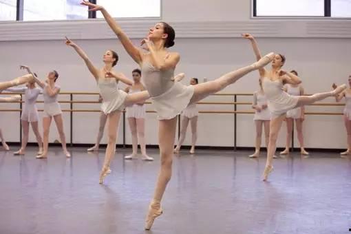 成人舞蹈过程视频教程,跟随视频学习成人舞蹈的精彩步骤解析