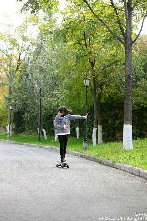 成人女孩玩水滑板视频,捕捉夏日激情瞬间  第3张